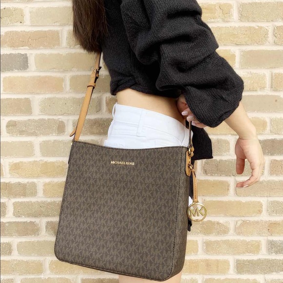 Michael Kors Handbags - 💕- NWT Michael Kors Large Crossbody